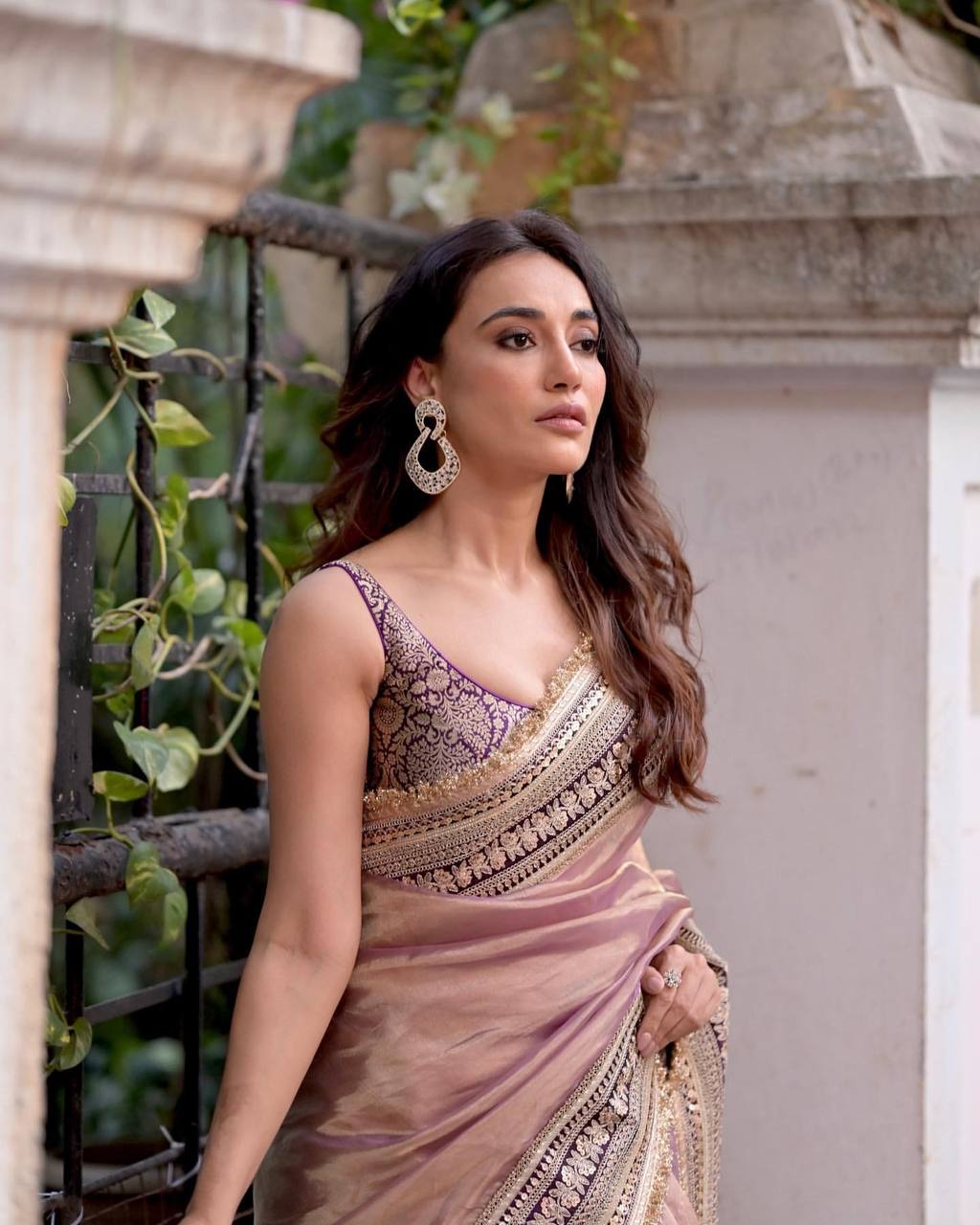 Women's Luxurious Mauve & Purple Art Silk Saree with Intricate Golden Zari & Broad Embroidered Border – Complete with Brocade Blouse for Festive & Wedding Wear - Image 10